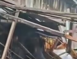 Angin Kencang Rusak Bangunan di Simpang Sompu, Atap Roboh Timpa Sepeda Motor