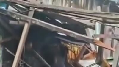 "Angin kencang di Simpang Sompu Sanggau merusak sejumlah bangunan, Jumat (24/10/2025). Atap roboh parah hingga menimpa sepeda motor."