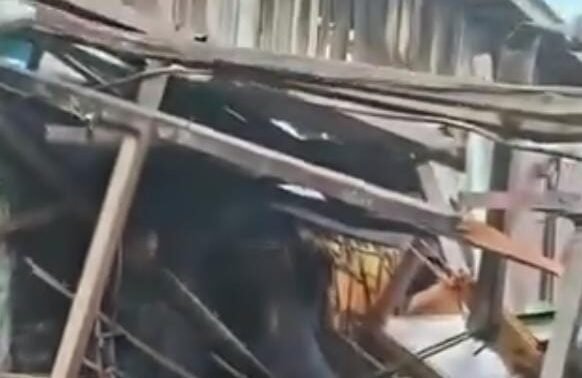 "Angin kencang di Simpang Sompu Sanggau merusak sejumlah bangunan, Jumat (24/10/2025). Atap roboh parah hingga menimpa sepeda motor."