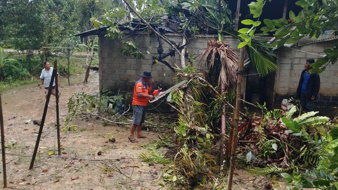 Angin kencang yang merusak rumah warga di Kabupaten Klaten, Provinsi Jawa Tengah, Senin (20/10). Sumber Foto: BPBD Kabupaten Klaten