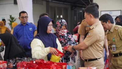 Wali Kota Pontianak Edi Rusdi Kamtono menyerahkan secara simbolis paket sembako murah kepada warga Pontianak Timur.
