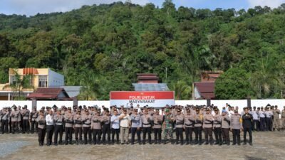 "Polres Kayong Utara menggelar apel kesiapan pengamanan kedatangan Ustaz Abdul Somad. Simak bagaimana koordinasi antarinstansi memastikan seluruh kegiatan berjalan aman dan lancar."