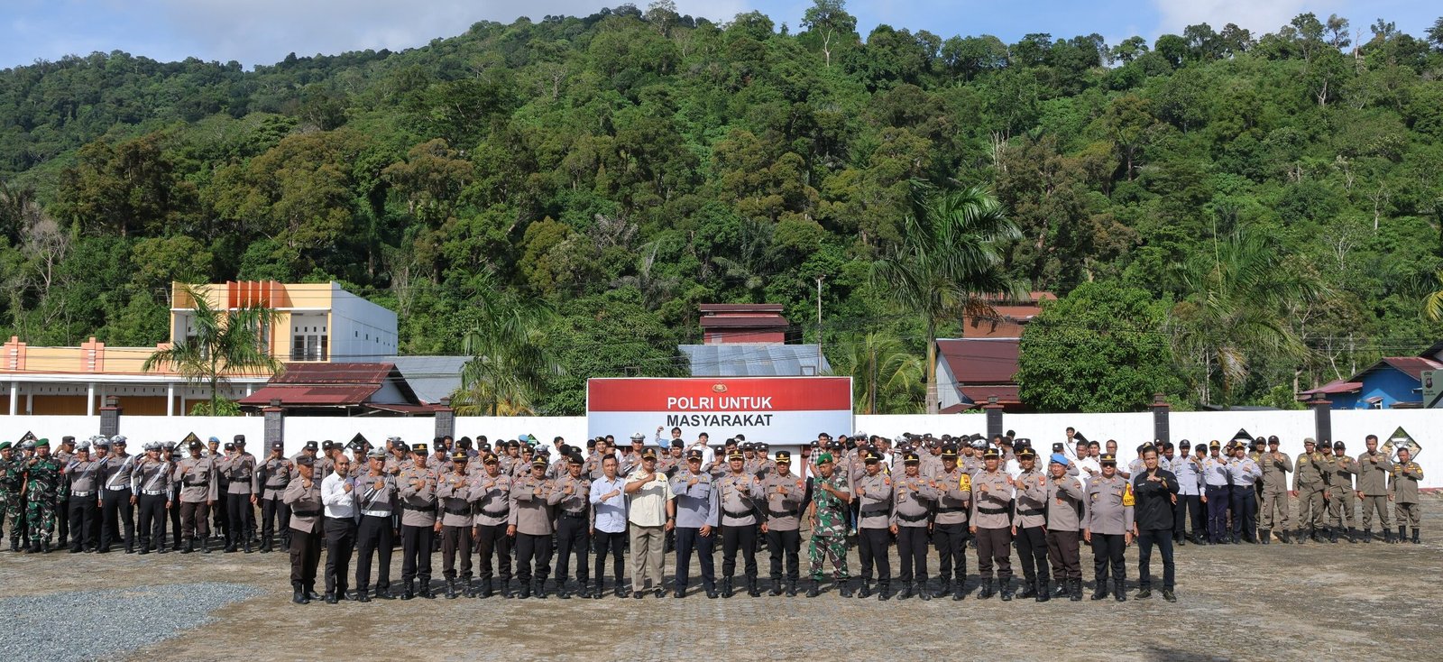 "Polres Kayong Utara menggelar apel kesiapan pengamanan kedatangan Ustaz Abdul Somad. Simak bagaimana koordinasi antarinstansi memastikan seluruh kegiatan berjalan aman dan lancar."