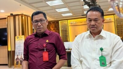 Aspidsus Kejati DKI Jakarta, Haryoko Ari Prabowo (kiri), saat memberikan keterangan pers terkait penetapan tersangka kasus korupsi LPEI, Rabu (23/10/2025).