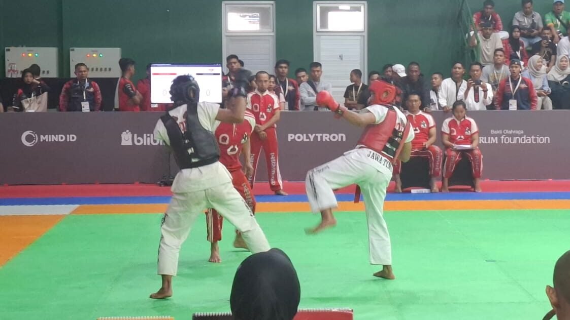 Salah satu atlet beladiri Kalimantan Barat saat berjuang dalam pertandingan di ajang Pekan Olahraga Nasional (PON).