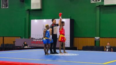 Wasit mengangkat tangan salah satu atlet Wushu Kalbar sebagai pemenang dalam laga penyisihan PON Bela Diri Kudus 2025 di GOR Djarum Kudus, Sabtu (25/10/2025). Foto: HO/Faktakalbar.id