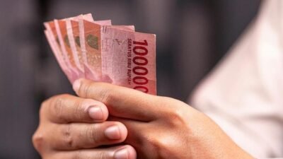 "Pemerintah mulai menyalurkan BLT Tambahan Rp 900.000 untuk 35 juta keluarga penerima manfaat. Bantuan cair sekaligus via Himbara dan PT Pos."