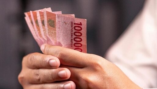 "Pemerintah mulai menyalurkan BLT Tambahan Rp 900.000 untuk 35 juta keluarga penerima manfaat. Bantuan cair sekaligus via Himbara dan PT Pos."