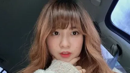 "Baek Se-hee, penulis buku terlaris "I Want to Die, but I Want to Eat Tteokbokki," meninggal di usia 35. Ia dikenang karena karyanya yang berani mengangkat isu depresi dan kesehatan mental."