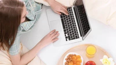 "Sarapan sambil kerja di depan laptop terasa praktis, tapi menyimpan bahaya. Kenali 3 risikonya, mulai dari gangguan pencernaan hingga merusak mood dan fokus sepanjang hari."