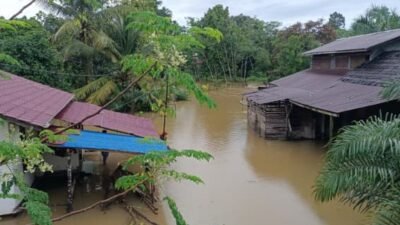 "Hujan lebat sebabkan banjir di Desa Umin Jaya, Kecamatan Dedai, Sintang (22/10/2025). Perumahan warga, fasilitas gereja, dan kolam Bumdes terendam."