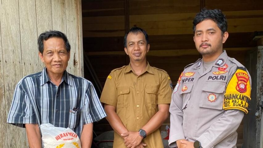 "Sebanyak 26 KPM di Desa Simpang Tiga, Sukadana, menerima bantuan pangan berupa beras 15 kg. Bantuan ini disalurkan untuk meringankan beban warga."