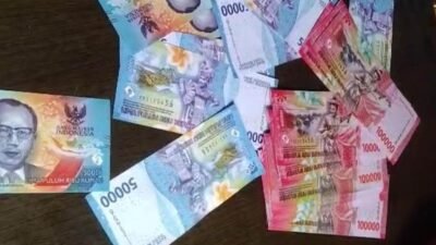 Barang bukti uang mainan pecahan Rp100 ribu dan Rp50 ribu yang digunakan pelaku berinisial K untuk menggelapkan uang pembelian BBM di Meliau.