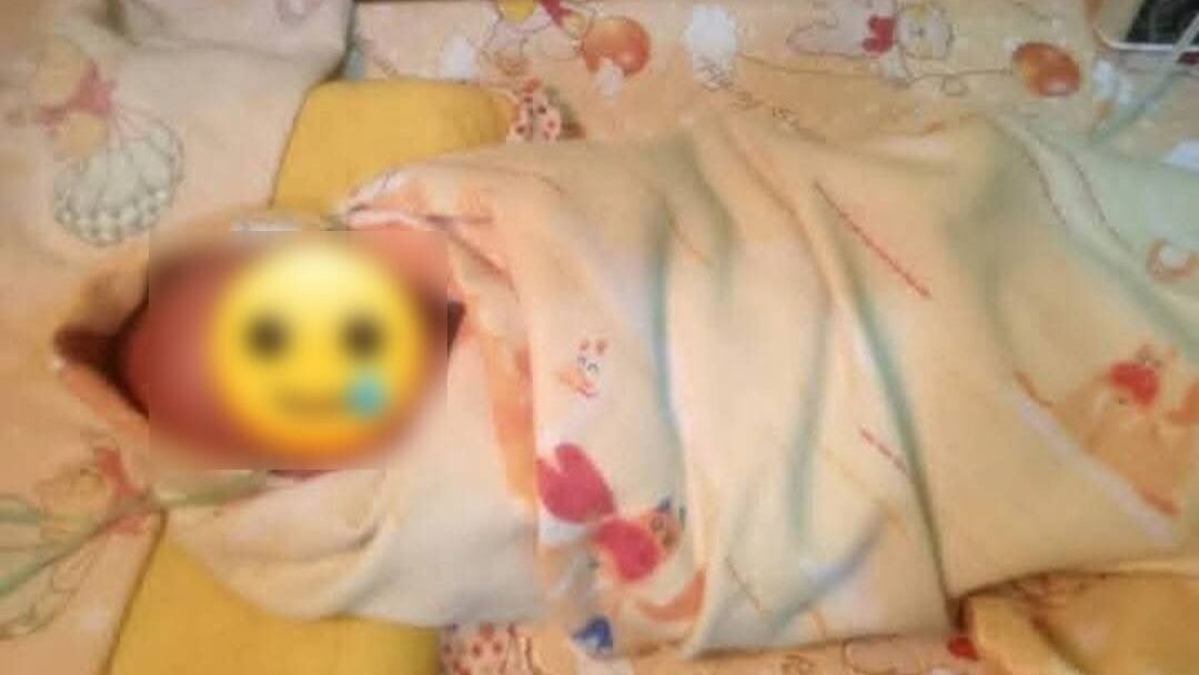 Bayi laki-laki yang ditemukan dalam kondisi memprihatinkan di sebuah kebun warga di Desa Padang Tikar, Kubu Raya.
