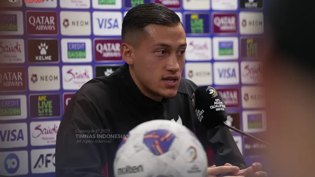 Bek Timnas Indonesia, Jay Idzes, saat sesi jumpa pers. Ia optimistis skuad Garuda mampu memberikan perlawanan sengit melawan Arab Saudi. (Dok. Timnas Indonesia)