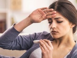 Fakta atau Mitos: Boleh Tidaknya Mandi Saat Demam?