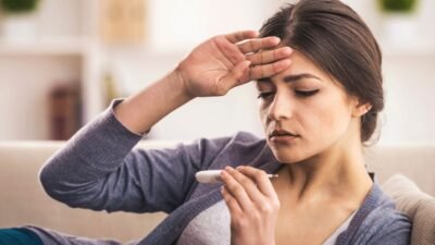 "Benarkah tidak boleh mandi saat demam? Ketahui fakta ilmiah di baliknya dan cara mandi yang benar untuk membantu menurunkan suhu tubuh."