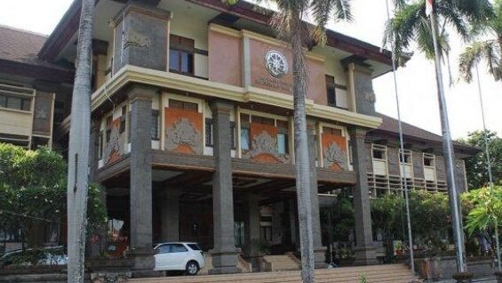 "Universitas Udayana memberikan sanksi pembinaan kepada mahasiswa pelaku perundungan terhadap TAS (22) yang meninggal akibat bunuh diri. Kasus ini menyoroti pentingnya isu kesehatan mental di lingkungan kampus."