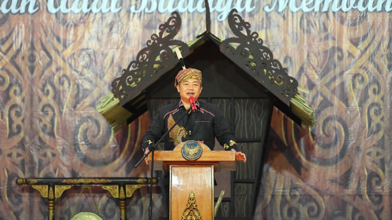 Bupati Ketapang, Alexander Wilyo, saat memberikan sambutan pada acara penutupan Pentas Seni Budaya Dayak (PSBD) ke-XI DAD Ketapang tahun 2025.