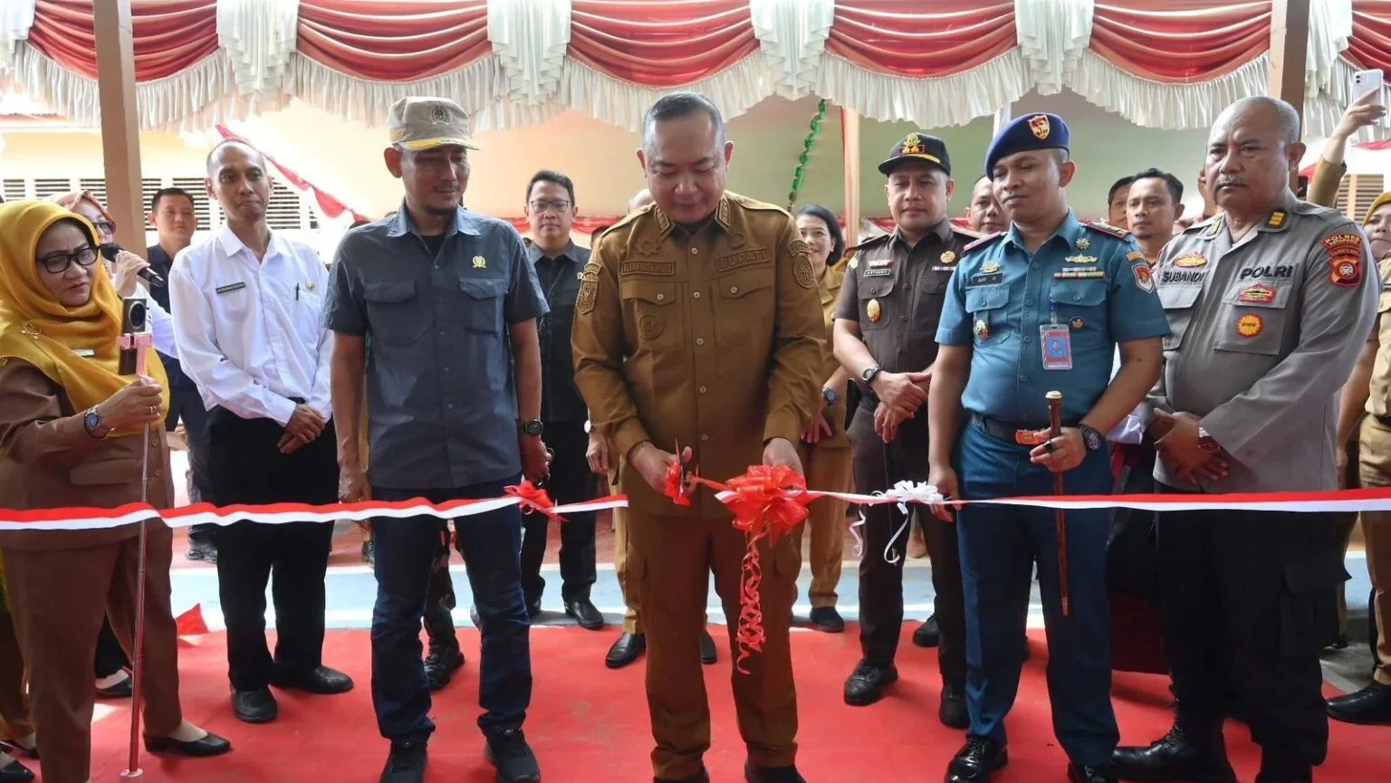 Bupati Ketapang Alexander Wilyo meresmikan Sekolah Rakyat, Selasa (30/9/2025). (Dok. Ist)