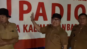 Bupati Sujiwo kritik Angkasa Pura II setelah ditegur saat percantik monumen di Jalan Supadio.