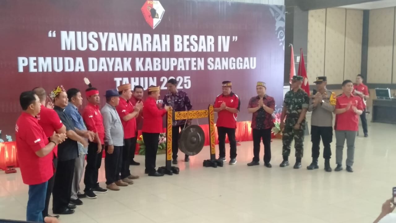 Bupati Sanggau, Yohanes Ontot, saat memukul gong sebagai tanda dibukanya secara resmi Musyawarah Besar IV DPP Pemuda Dayak Kabupaten Sanggau (PDKS) di Balai Betomu, Kamis (9/10/2025).