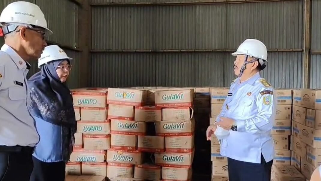 Bupati Sanggau, Yohanes Ontot saat meninjau langsung stok beras di gudang Bulog Sanggau, Rabu (8/10/2025).
