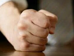 Bukan Ditahan, Ini 3 Cara Efektif Mengontrol Emosi Agar Tetap Tenang