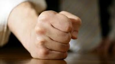 "Belajar 3 cara praktis mengontrol emosi, seperti teknik jeda dan validasi perasaan, agar Anda bisa merespons situasi dengan lebih tenang dan jernih."