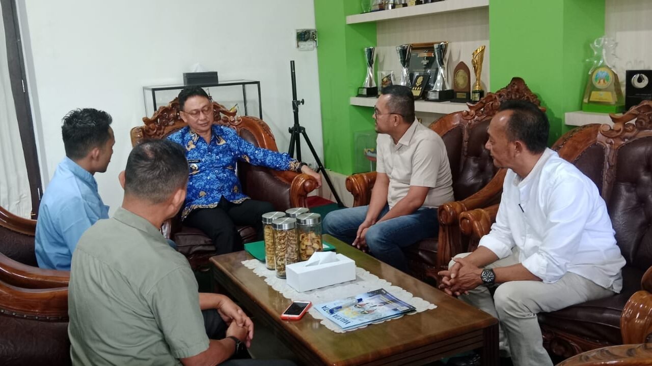 Dedet Gunawan saat bersilaturahmi dan meminta arahan Wali Kota Pontianak Edi Rusdi Kamtono terkait pencalonannya sebagai Ketua Umum KONI Kota Pontianak, Selasa (28/10/2025). Foto: HO/Faktakalbar.id