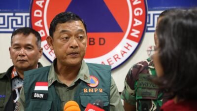 Deputi Bidang Penanganan Darurat BNPB, Mayjen TNI Budi Irawan memberikan arahan dan keterangan pers usai Rapat Koordinasi Penanganan Darurat Banjir Kota Semarang-Jawa Tengah, di Kantor BPBD Provinsi Jawa Tengah, Kota Semarang, Kamis (30/10).