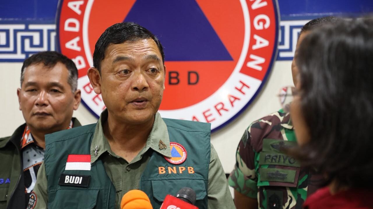 Deputi Bidang Penanganan Darurat BNPB, Mayjen TNI Budi Irawan memberikan arahan dan keterangan pers usai Rapat Koordinasi Penanganan Darurat Banjir Kota Semarang-Jawa Tengah, di Kantor BPBD Provinsi Jawa Tengah, Kota Semarang, Kamis (30/10).