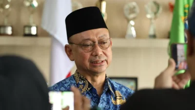 "Usai melantik Dewan Pengawas baru, Wali Kota Pontianak menargetkan 92% warga mendapat akses air bersih PDAM pada 2029. Dewas berperan mengawasi kinerja direksi."