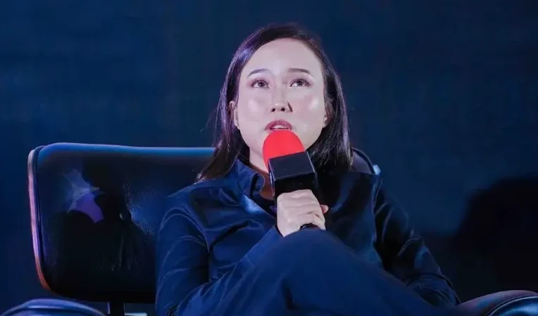 "Direktur Mecimapro, Fransiska Dwi Melani, ditetapkan tersangka dan ditahan polisi terkait kasus dugaan penggelapan dana investor konser TWICE 2023."