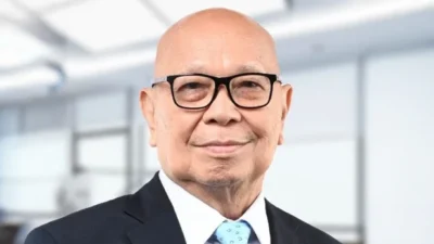 "Glenny Kairupan resmi menjabat sebagai Dirut baru Garuda Indonesia menggantikan Wamildan Tsani. CEO Danantara Rosan Roeslani menyebut pergantian ini untuk memperkuat tim."