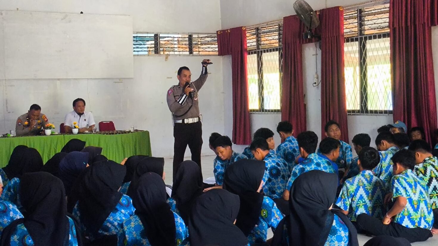 "Polres Kayong Utara menggelar sosialisasi di SMAN 1 Sukadana untuk menekan kenakalan remaja, dengan fokus pada bahaya bullying, balap liar, dan narkotika."
