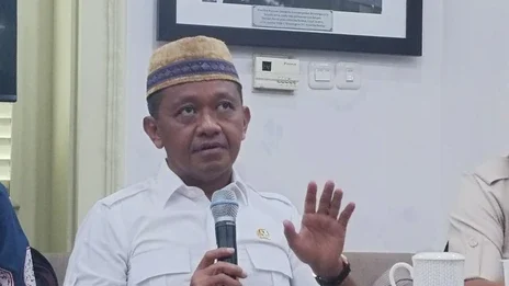 "Menteri ESDM Bahlil Lahadalia targetkan 5.700 desa terakhir teraliri listrik pada 2030. Program ini akan menggunakan solar panel dan perluasan jaringan PLN."