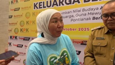 "Pemkot Pontianak perkuat budaya antikorupsi dengan menggandeng pasangan ASN dari sektor pendidikan dan kesehatan dalam sebuah Bimbingan Teknis Keluarga Berintegritas yang digelar Inspektorat."