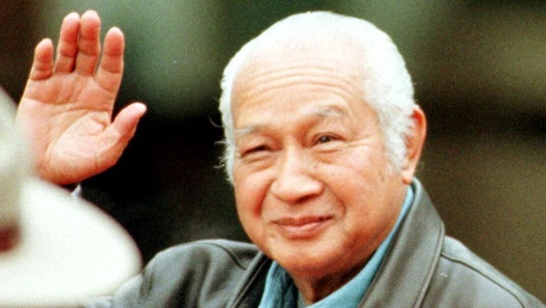 "Usulan gelar pahlawan nasional untuk Soeharto memicu perdebatan. PSI setuju dan menyindir PDI-P belum berdamai dengan sejarah. PDI-P menolak keras karena catatan HAM."