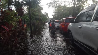 "Hujan deras pada Kamis, (16/10/2025) menyebabkan banjir di sejumlah ruas jalan Pontianak, seperti Jalan Sepakat Dua. Genangan air mengganggu mobilitas warga dan menyebabkan kemacetan."