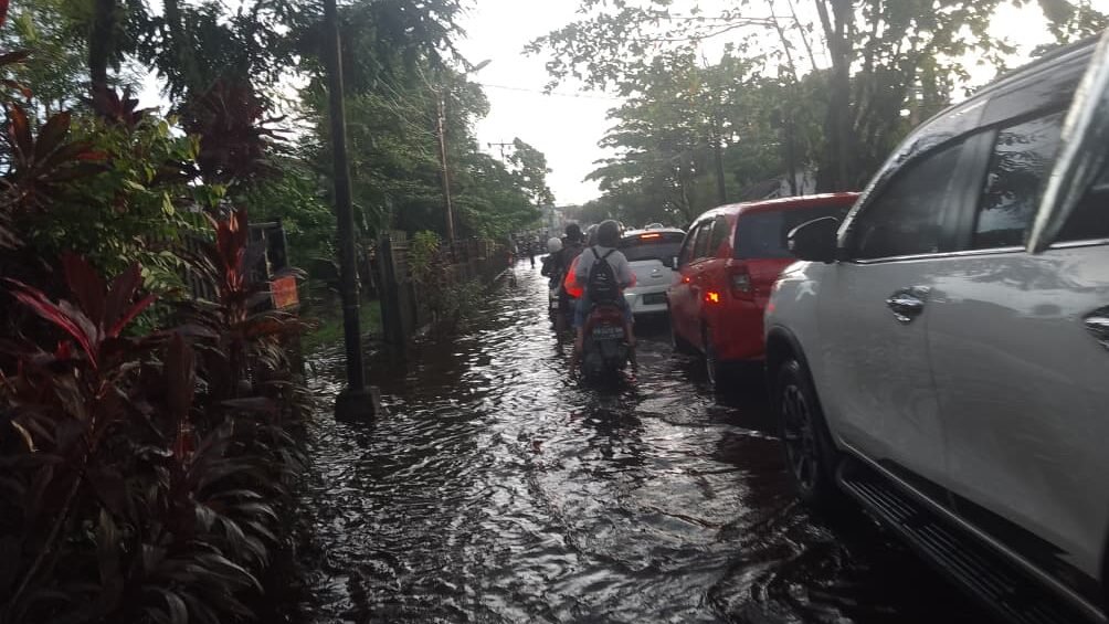 "Hujan deras pada Kamis, (16/10/2025) menyebabkan banjir di sejumlah ruas jalan Pontianak, seperti Jalan Sepakat Dua. Genangan air mengganggu mobilitas warga dan menyebabkan kemacetan."
