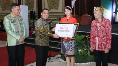 Gubernur Kalbar Ria Norsan saat menyerahkan secara simbolis Anugerah Kebudayaan Tahun 2025 kepada salah satu pegiat budaya di Pendopo Gubernur, Senin (27/10/2025) malam. (Dok. Ist)