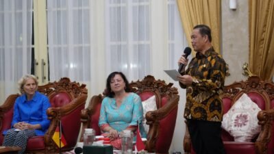 Gubernur Kalbar Ria Norsan saat menerima kunjungan Wakil Menteri Urusan Kerja Sama Ekonomi dan Pembangunan Jerman (BMZ), Dr. Bärbel Kofler di Pendopo Gubernur Kalbar, Selasa (28/10/2025). Foto: HO/Faktakalbar.id