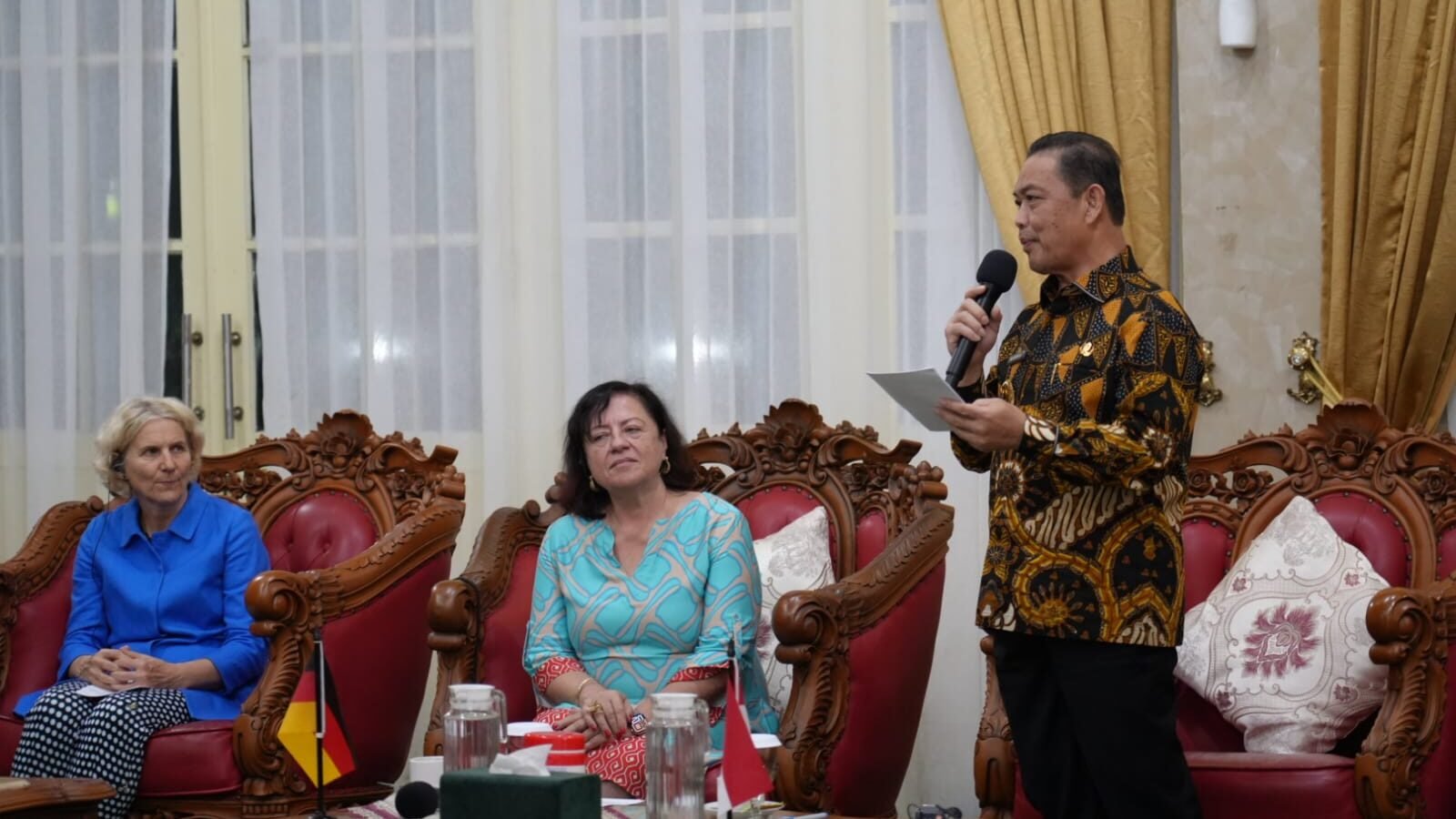 Gubernur Kalbar Ria Norsan saat menerima kunjungan Wakil Menteri Urusan Kerja Sama Ekonomi dan Pembangunan Jerman (BMZ), Dr. Bärbel Kofler di Pendopo Gubernur Kalbar, Selasa (28/10/2025). Foto: HO/Faktakalbar.id