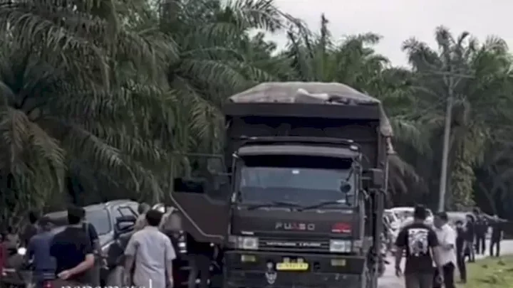 Gubernur Sumatera Utara, Bobby Nasution, saat terekam kamera sedang menghentikan sebuah truk berpelat BL (Aceh) di Kabupaten Langkat yang videonya kemudian viral di media sosial.