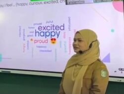 Revolusi Pendidikan di Kalimantan Barat: Satu Guru Mengajar Dua Sekolah Sekaligus dengan Teknologi Canggih