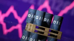 Ilustrasi kenaikan harga minyak dunia. Harga minyak mentah Brent dan WTI melonjak pasca sanksi baru AS terhadap raksasa energi Rusia, Rosneft dan Lukoil, Kamis (23/10/2025).