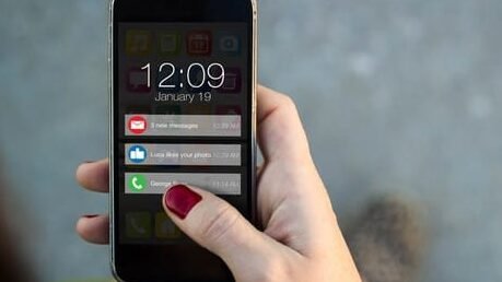 "Merasa lelah dengan getaran dan bunyi HP terus-menerus? Kenali 3 alasan utama mengapa semakin banyak orang memilih menjauh dari notifikasi demi kesehatan mental dan fokus."