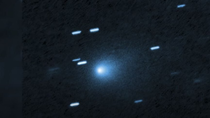 Komet 3I/ATLAS saat melintas di dekat Matahari. NASA dan IAWN melakukan pemantauan global terhadap objek antarbintang ini sebagai ajang latihan deteksi.