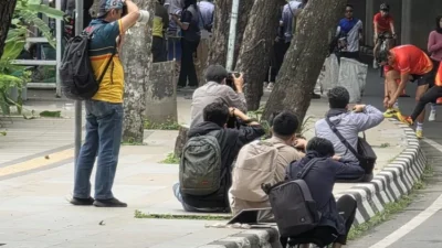 Ilustrasi: Aktivitas fotografer jalanan atau 'fotografer ngamen' yang memotret pelari di ruang publik. Komdigi kini mengawasi fenomena ini terkait risiko AI dan penyalahgunaan data pribadi. (Foto: Istimewa)